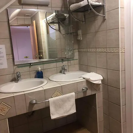 Kemences Fogado 住宿加早餐酒店 2*